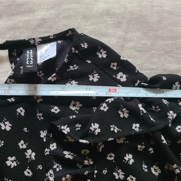 H&M Divided Women's Black White Ditsy Floral Ruffle Sleeve Summer Mini Dress - Picture 13 of 16